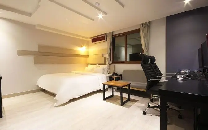 Oda (Gaming Room (Netflix/Couple PC))