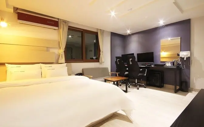 Oda (Gaming Room (Netflix/Couple PC))