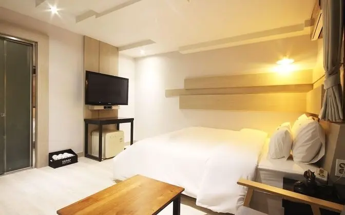 Oda (Gaming Room (Netflix/Couple PC))