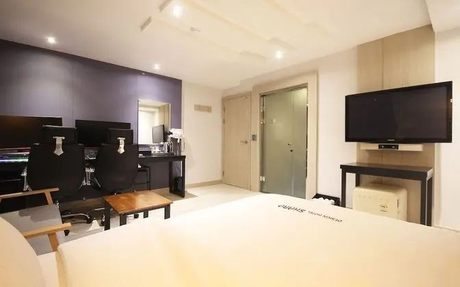 Oda (Gaming Room (Netflix/Couple PC))