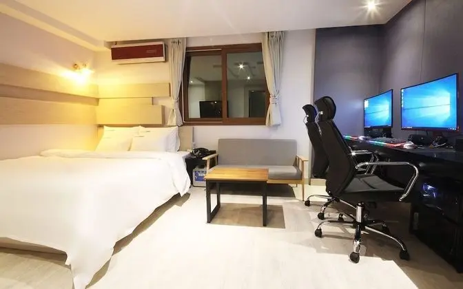 Oda (Gaming Room (Netflix/Couple PC))