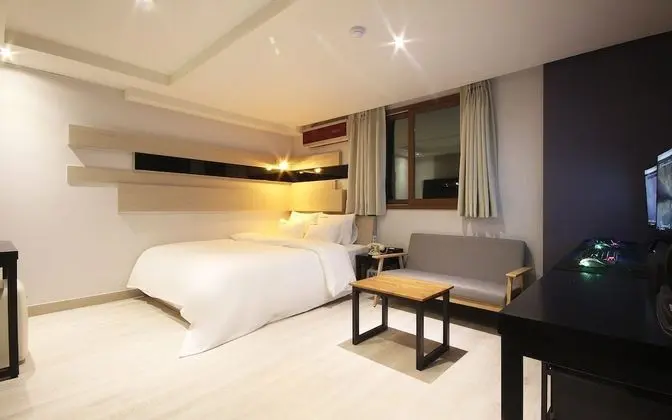 Oda (Gaming Room (Netflix/Couple PC))