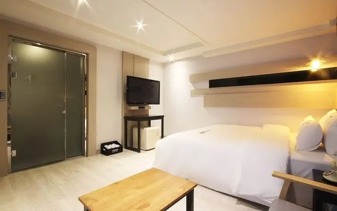 Oda (Gaming Room (Netflix/Couple PC))