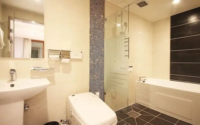 Oda (Gaming Room (Netflix/Couple PC))