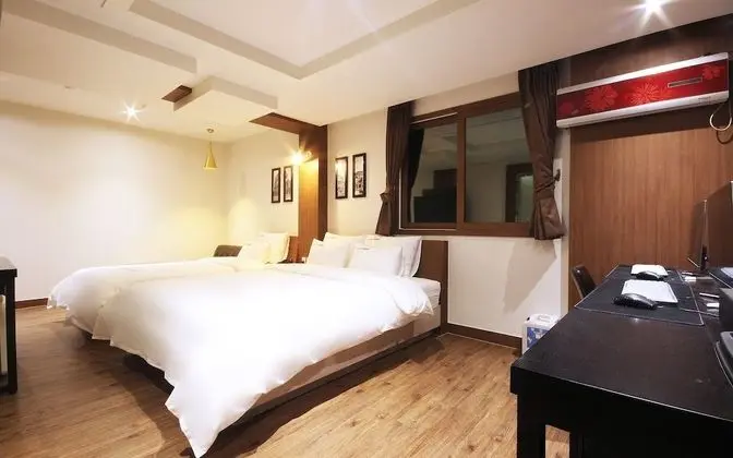 Oda (Twin (Netflix available / 2 high-end )