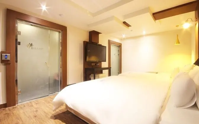 Oda (Twin (Netflix available / 2 high-end )