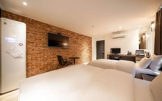 Oda (Twin (with styler Netflix available))