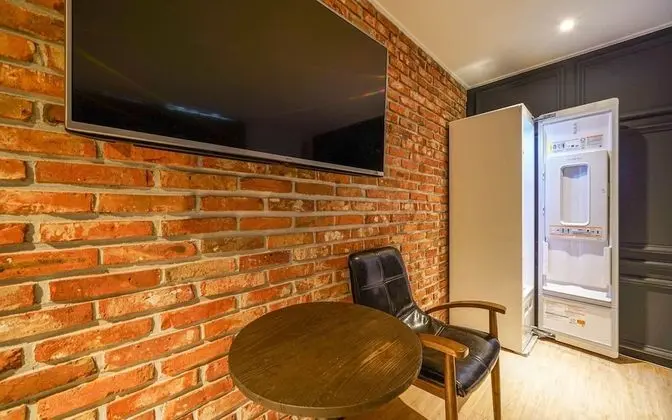 Oda (Twin (with styler Netflix available))