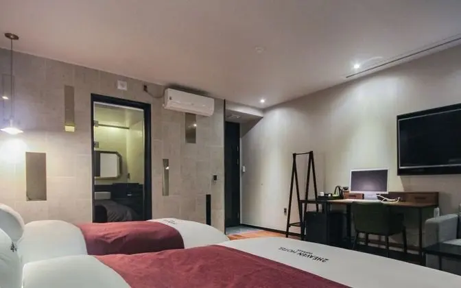 Oda (Cinema Twin Room (large screen styler)