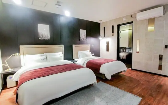 Oda (Cinema Twin Room (large screen styler)