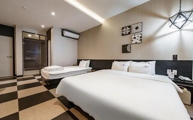 Oda (Deluxe Twin One (3 people / Netflix v)