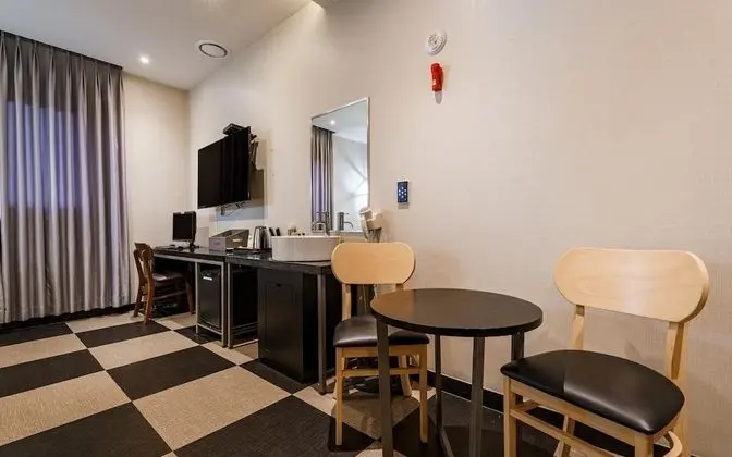 Oda (Deluxe Twin One (3 people / Netflix v)