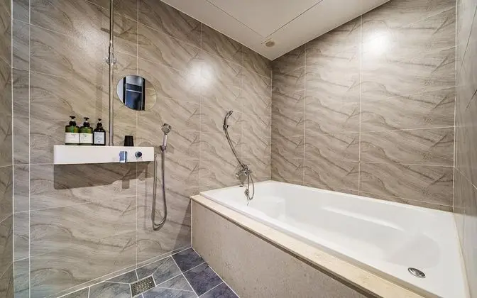 Oda (Deluxe Twin One (3 people / Netflix v)