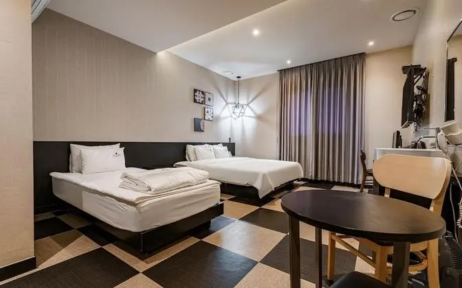 Oda (Deluxe Twin One (3 people / Netflix v)