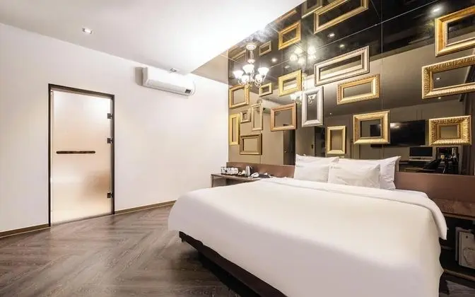 Oda (Deluxe (Disney or Netflix available g)