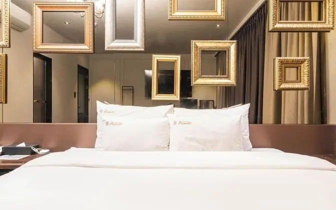 Oda (Deluxe (Disney or Netflix available g)