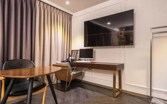 Oda (Deluxe (Disney or Netflix available g)