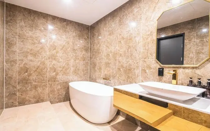 Oda (Deluxe (Disney or Netflix available g)