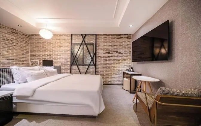 Oda (Deluxe (Disney or Netflix available g)