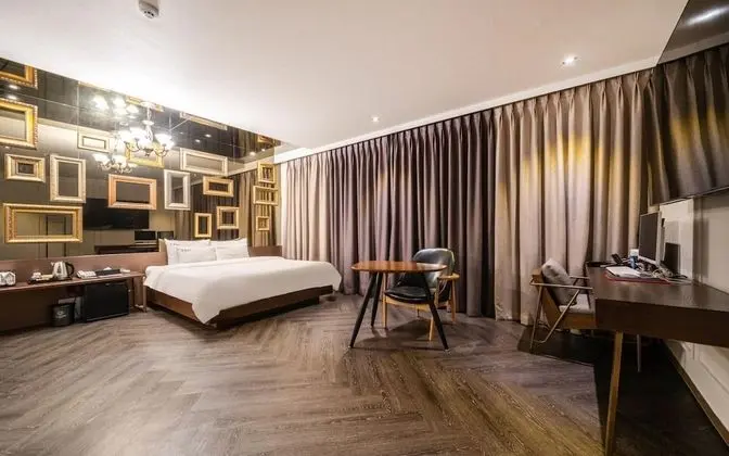 Oda (Deluxe (Disney or Netflix available g)