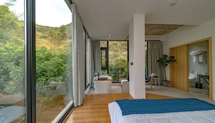 Tek Büyük veya İki Ayrı Yataklı Oda, Tepe Manzaralı