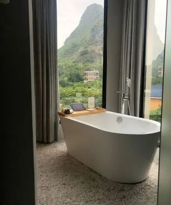 Tek Büyük veya İki Ayrı Yataklı Oda, Tepe Manzaralı