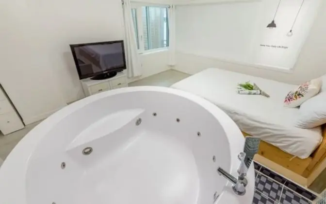 Oda (Room 203 (Jetted Spa))