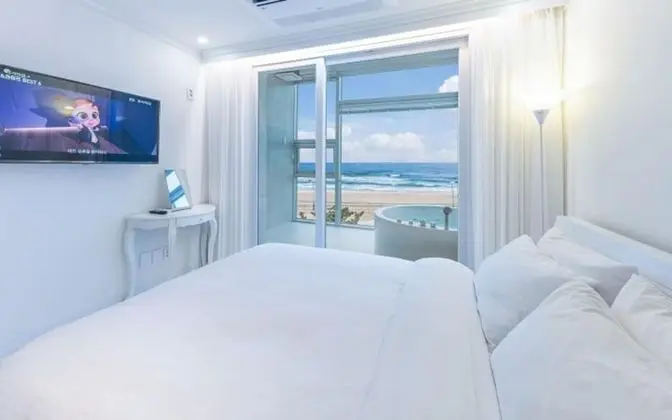 Oda (Room 302 Sunset Ocean (Spa))