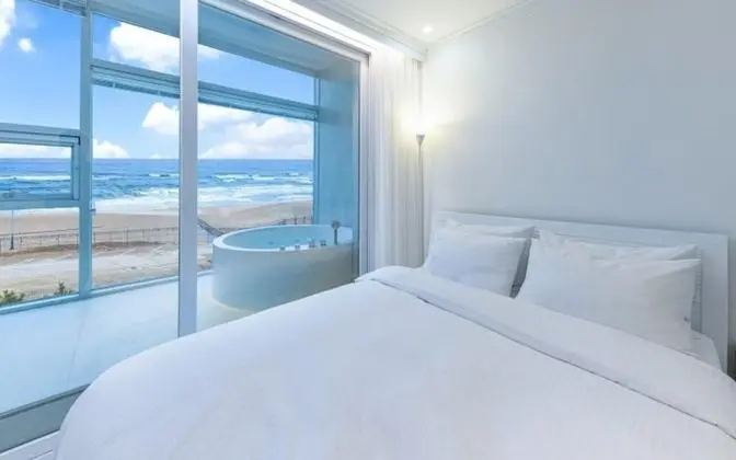 Oda (Room 302 Sunset Ocean (Spa))