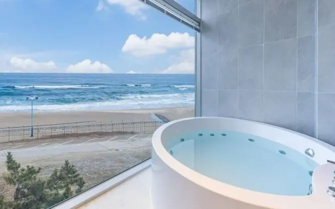 Oda (Room 302 Sunset Ocean (Spa))