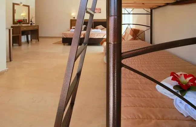 Family Oda, Kısmi Deniz Manzaralı
