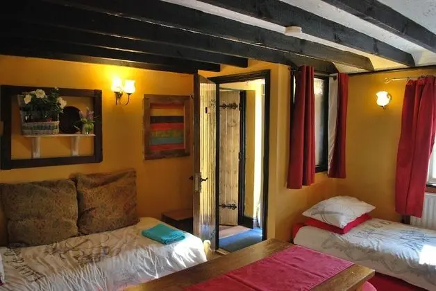 Kır Evi (The Byre & The Paddock)