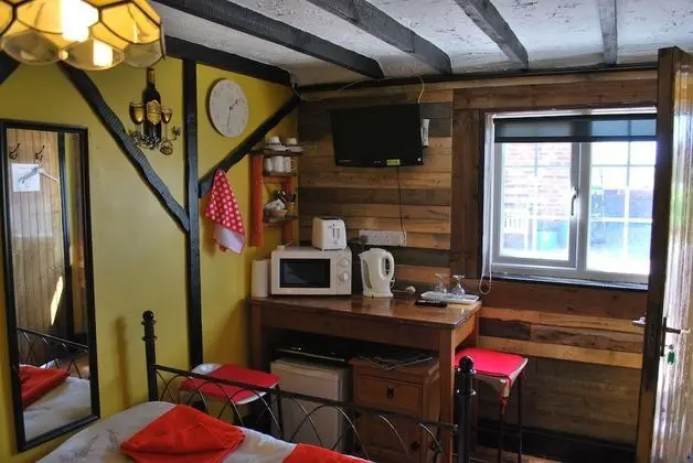 Kır Evi (The Byre & The Paddock)