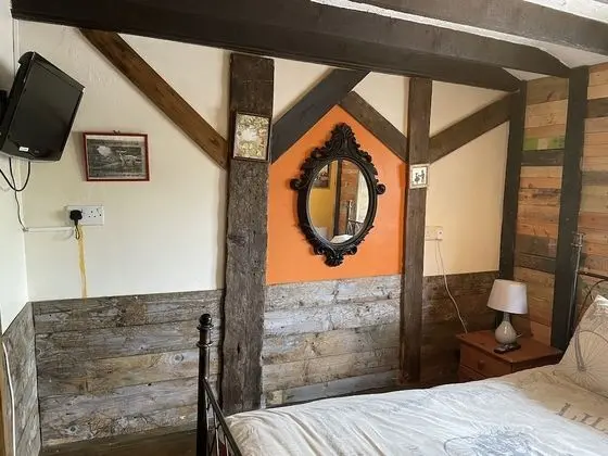 Kır Evi (The Byre & The Paddock)