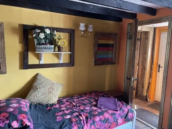 Kır Evi (The Byre & The Paddock)
