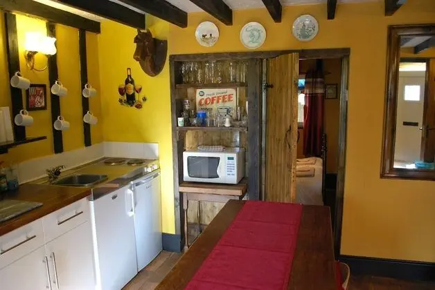 Kır Evi (The Byre & The Paddock)