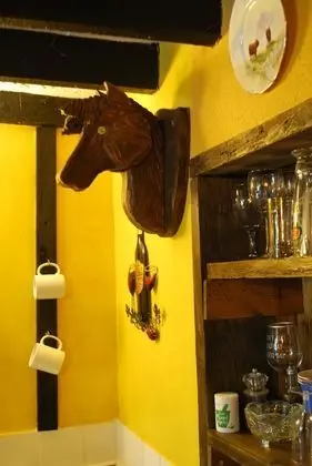 Kır Evi (The Byre & The Paddock)