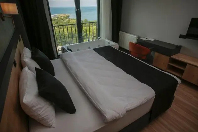 Suite, Deniz ve Dağ Manzaralı, Jakuzili