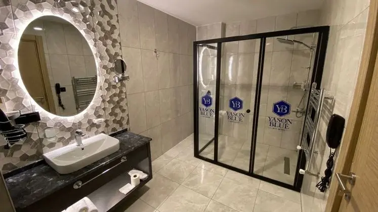Suite, Deniz ve Dağ Manzaralı, Jakuzili