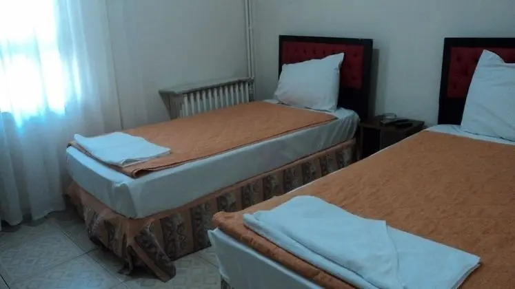 Üç Kişilik Oda, Ortak Banyo