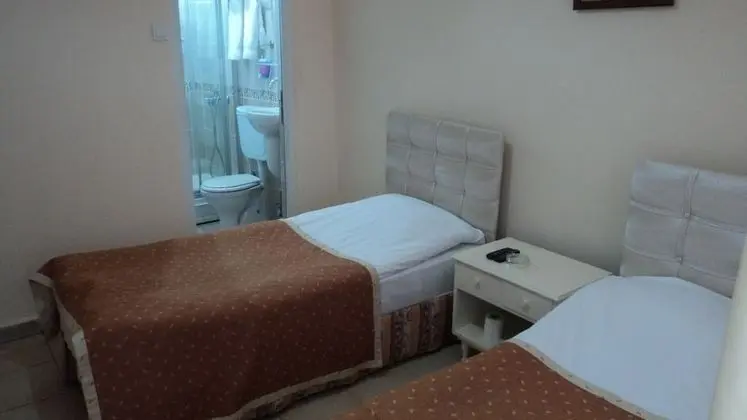Üç Kişilik Oda, Ortak Banyo