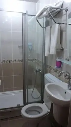 Üç Kişilik Oda, Ortak Banyo