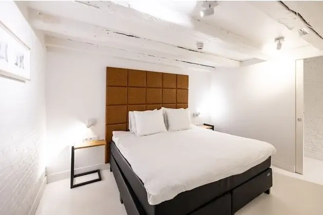 Large One-Bedroom Apartment Canal View (2 Adults)