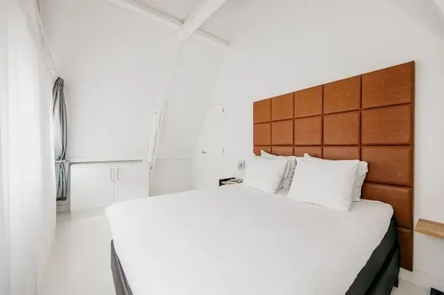 Large One-Bedroom Apartment Canal View (2 Adults)