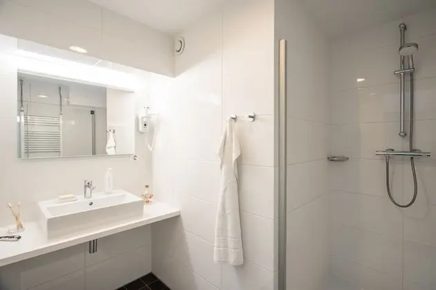 Large One-Bedroom Apartment Canal View (2 Adults)
