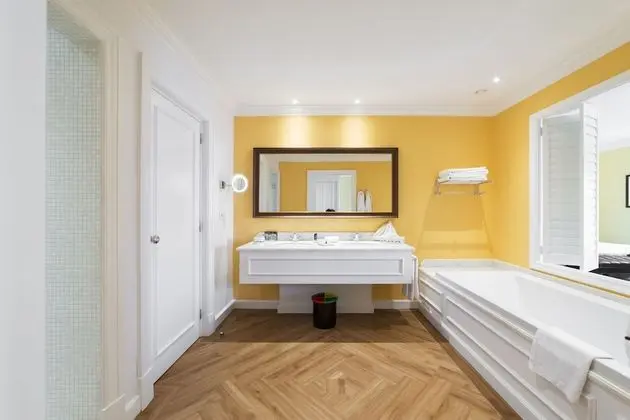 Suite - City or River or Garden View - Low Floors 1,2 of East wing requiring 2 lifts to be accessed
