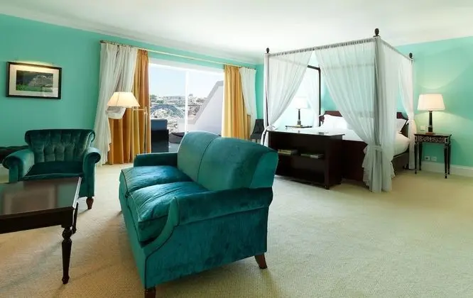 Suite Deluxe - Panoramic River and City View - Floors 3,4,5,6,7 3rd floor requires 2 lifts to access