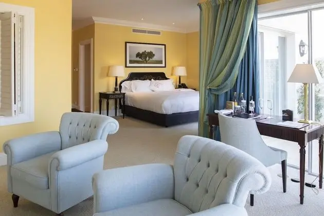 Suite Deluxe - Panoramic River and City View - Floors 3,4,5,6,7 3rd floor requires 2 lifts to access