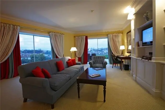 Suite Deluxe - Panoramic River and City View - Floors 3,4,5,6,7 3rd floor requires 2 lifts to access