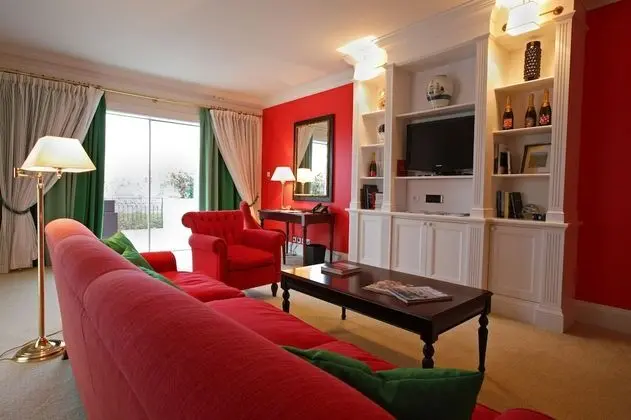 Suite Deluxe - Panoramic River and City View - Floors 3,4,5,6,7 3rd floor requires 2 lifts to access